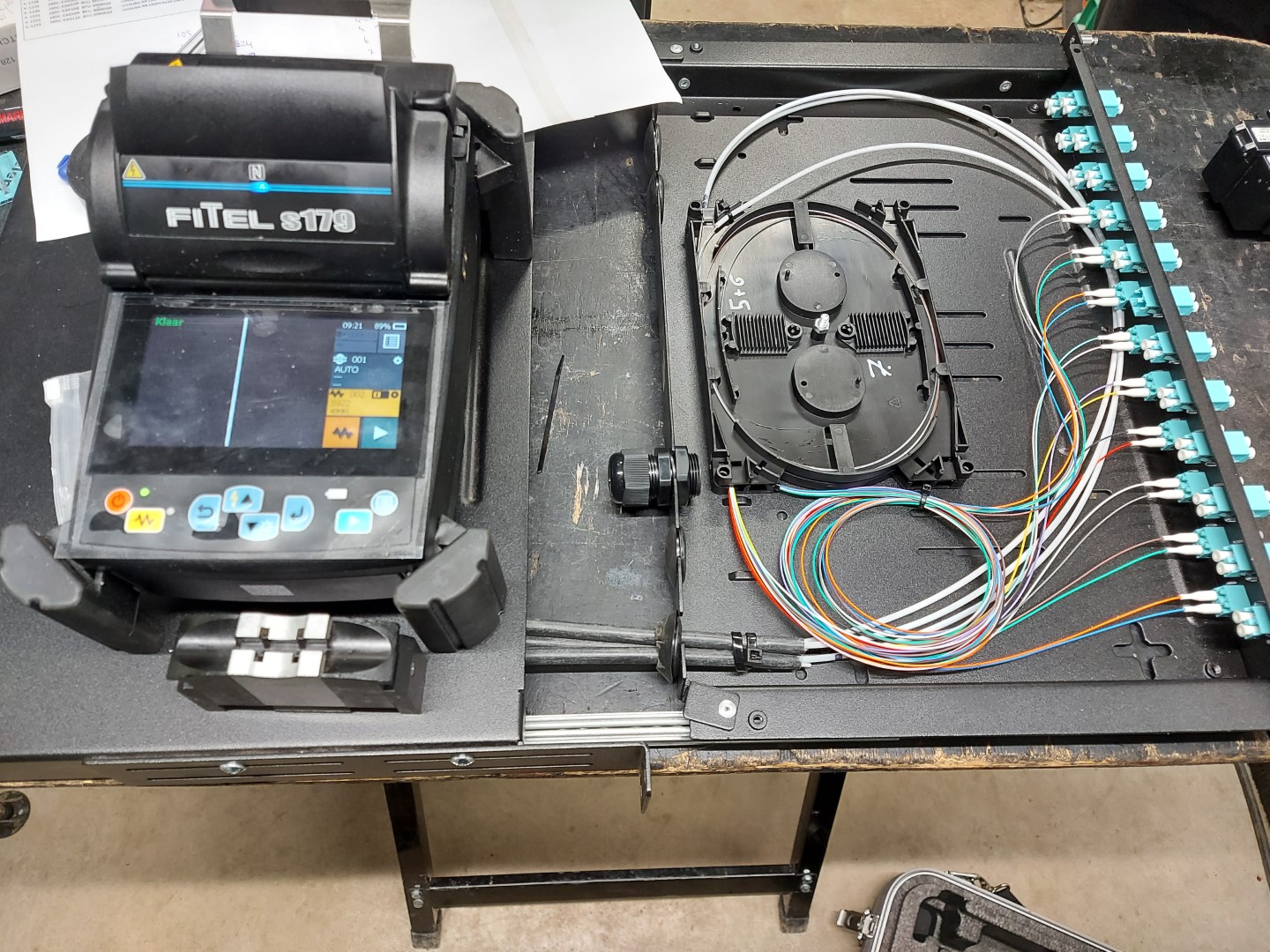 {Q-CAT} Q-CAT - Glasvezelmontage